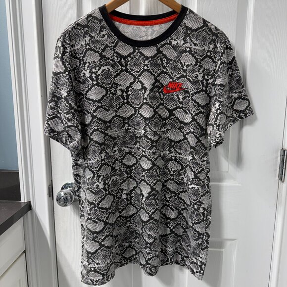 Nike Sportswear Snake Skin Design T-Shirt Size Large - Picture 1 of 8